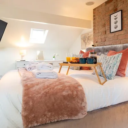 Beautiful 3 Bedroom Townhouse *