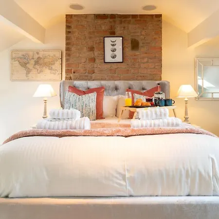 Beautiful 3 Bedroom Townhouse هاروغايت